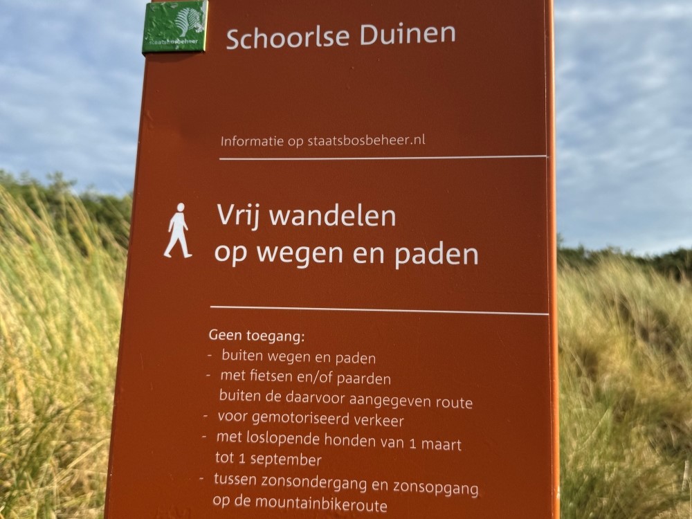 Bord met regels van de Schoorlse Duinen